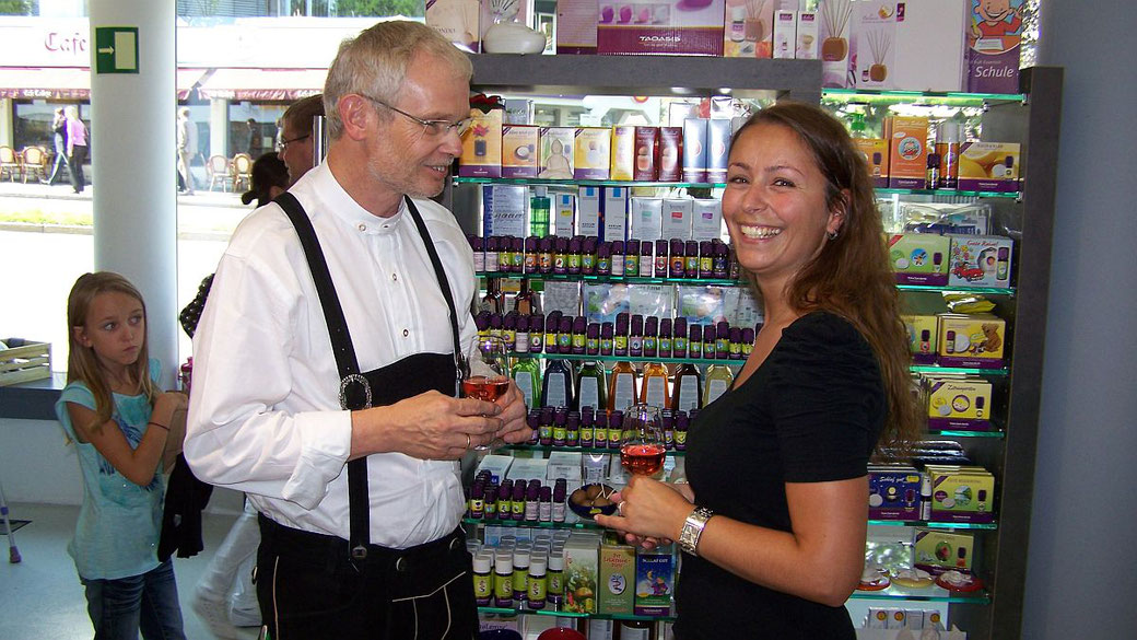 25 Jahre Kastanien Apotheke: Herr Fischer begrüßt treue Kundin