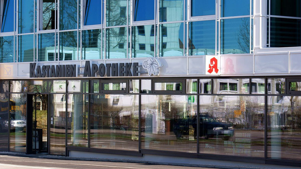Kastanien Apotheke Fassade an der Bahnhofstraße