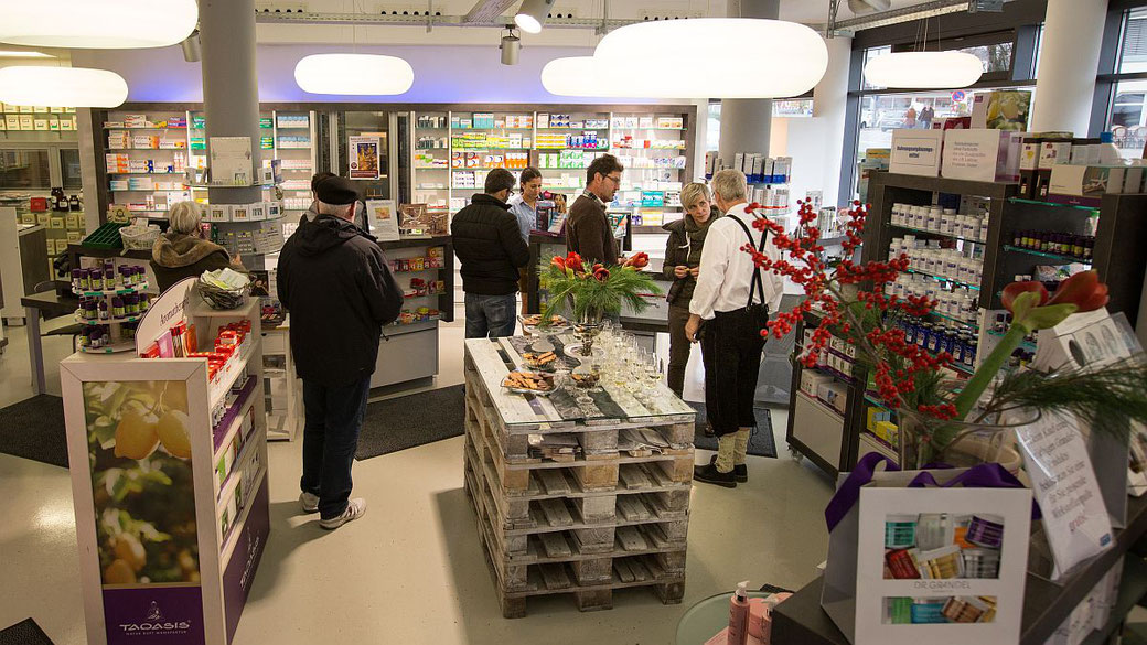 30 Jahre Kastanien Apotheke: Kunden werden zur Feier begrüßt