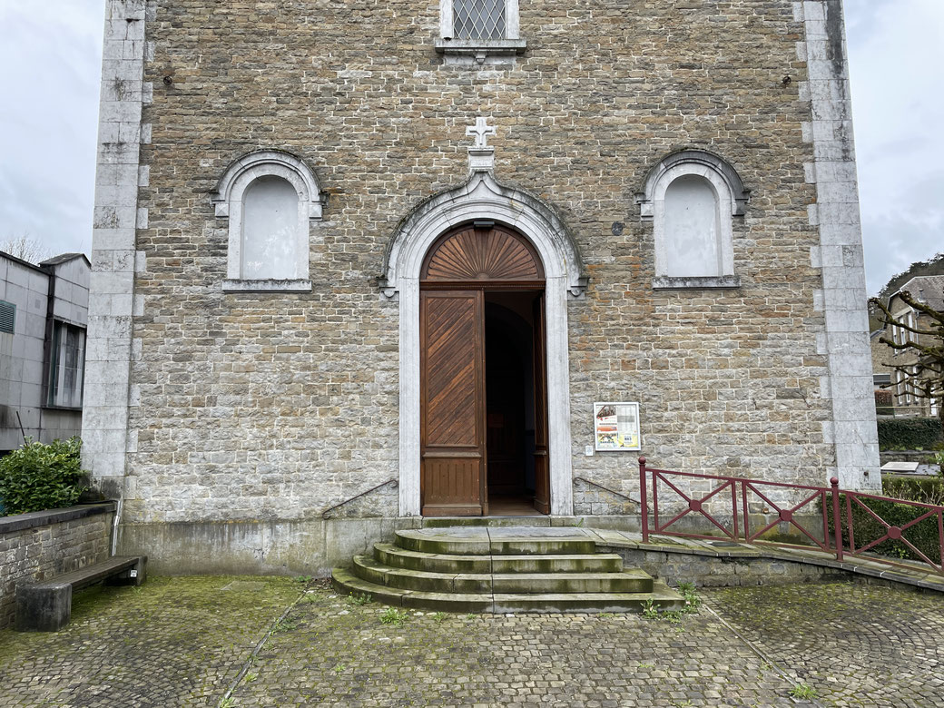 Ces deux niches sont vides depuis la construction de l'église en 1853 ! Achevons ce que nos ancêtres ont commencés.