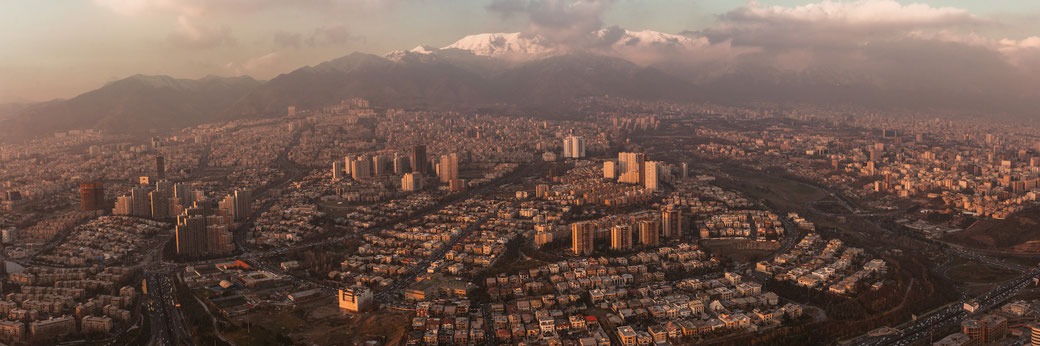 Am Rande der Millionenstadt Teheran. Vom Milad-Tower (435 m) aus.