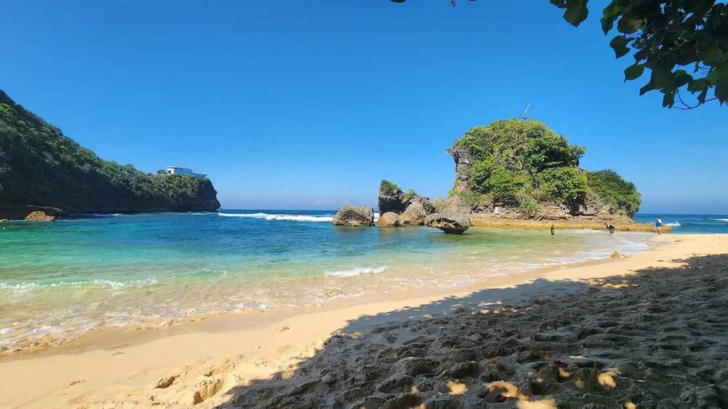 Pantai Watu Leter