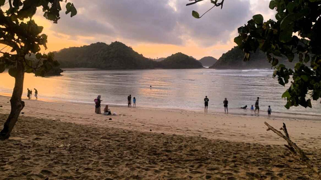 Pantai Teluk Asmara