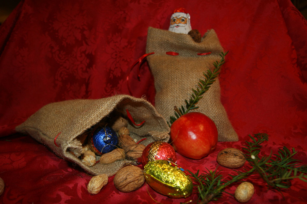Nikolausssäckchen-gefüllt -zu-kaufen-bei-www.weihnachtsmann-nikolaus-de