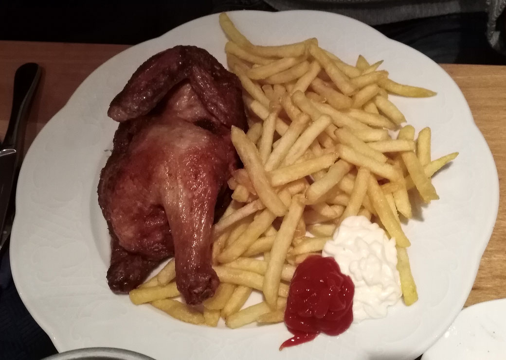 Hühnchen mit Pommes Mayonnaise und Ketchup