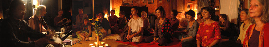 Adam Callejon chante un kirtan à Uzès, paix, énergie, méditation, transe vocale,chant traditionnel indien, chant sacré de l'Inde, Mantras, sanskrit