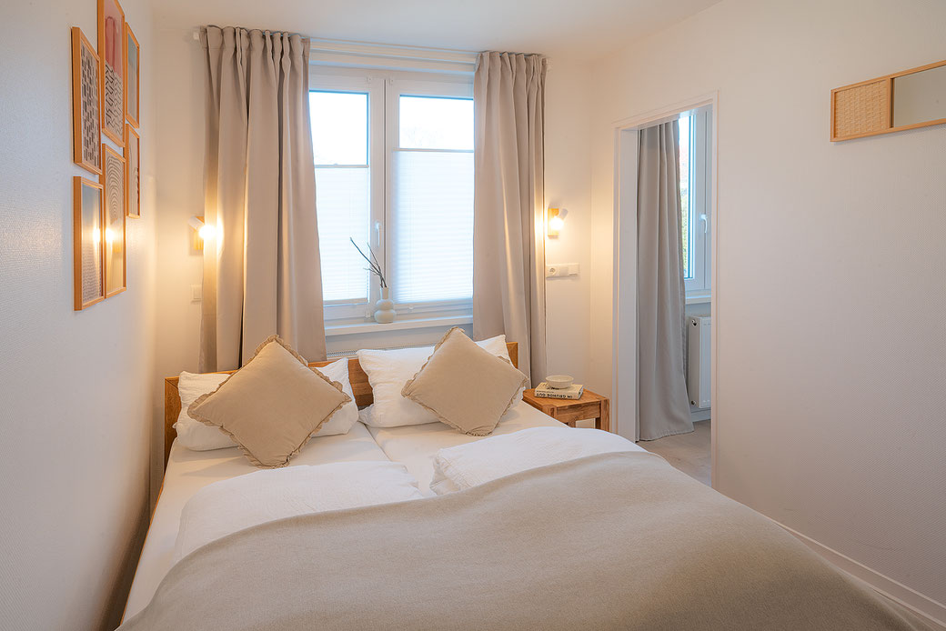 MEERPAUSE Apartment - Nordlicht - Schlafzimmer mit Ankleide