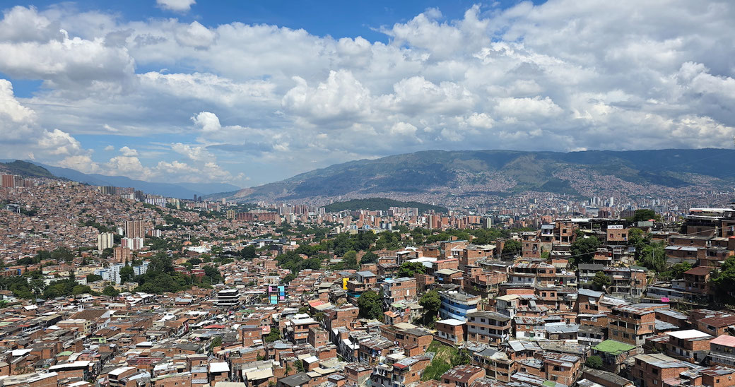 Die Stadt Medellín hat laut den aktuellsten Schätzungen rund 2 616 335 Einwohner im Jahr 2024, Die Metropolregion wird auf etwa 4,17 Millionen Einwohner geschätzt.