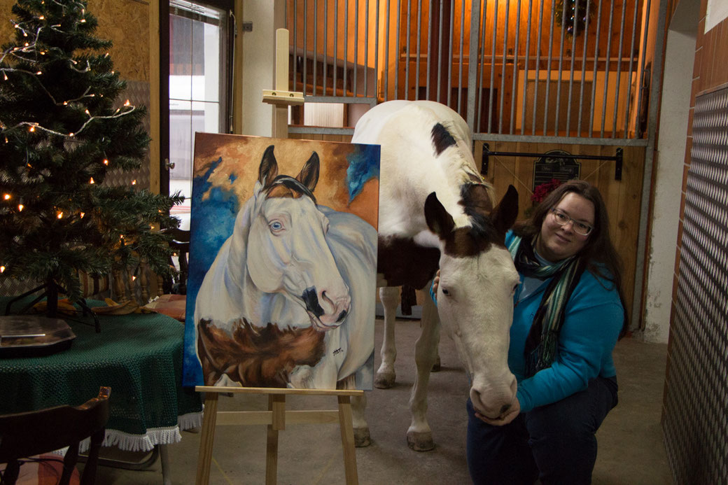 Hanna's Herzenspferd "Vicky" neben ihrem Acrylgemälde