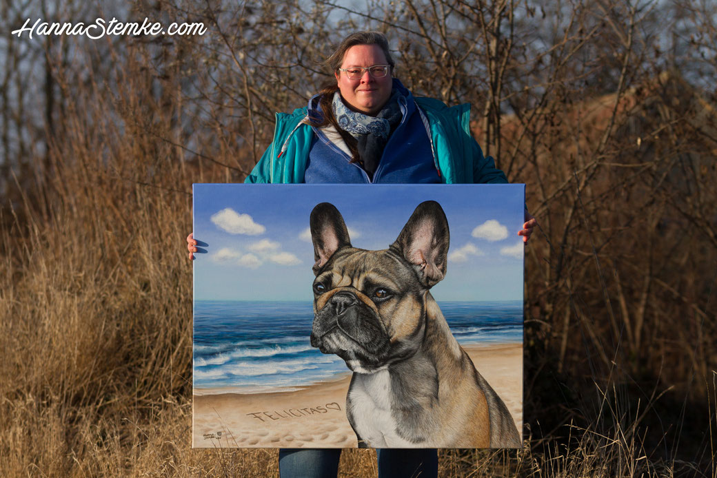Künstlerin Hanna Stemke mit einem ganz großen XL Acrylgemälde von einer kleinen Französischen Bulldogge, "Felicitas" verewigt als großer Herzenhund in Erinnerung an schöne Urlaubszeiten am Meer