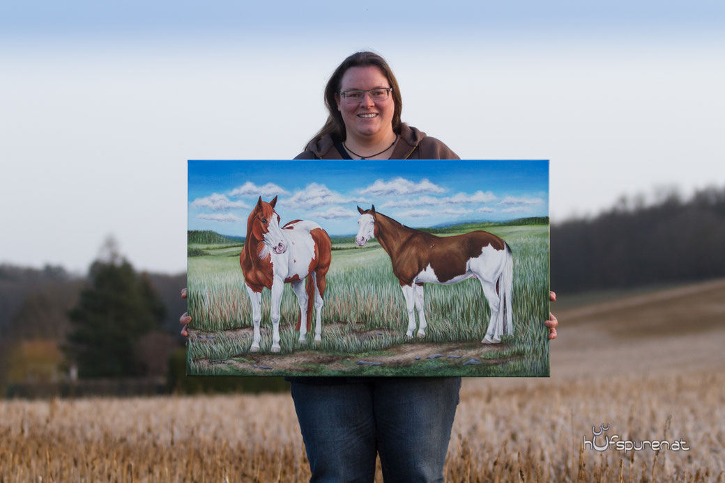 Künstlerin Hanna Stemke mit dem großen Pferdegemälde von zwei Paint Horse Hengsten