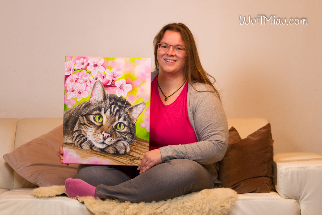Künstlerin Hanna Stemke von WuffMiau mit Katzengemälde Acryl auf Leinwand