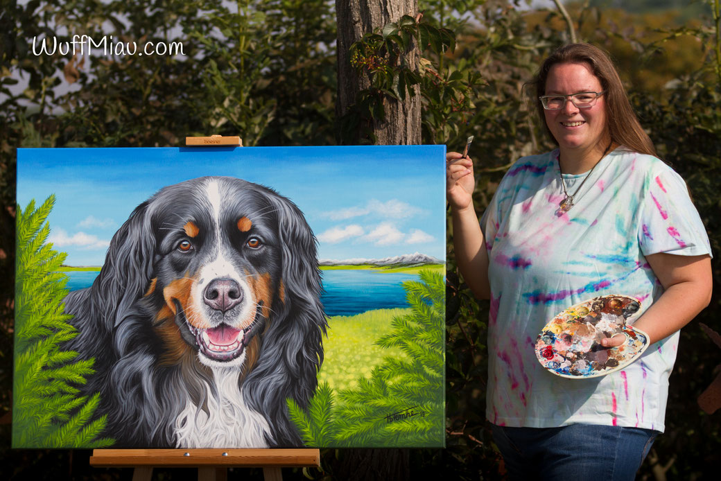 Künstlerin Hanna Stemke von WuffMiau mit großem Hundegemälde Berner Sennen Acryl auf Leinwand