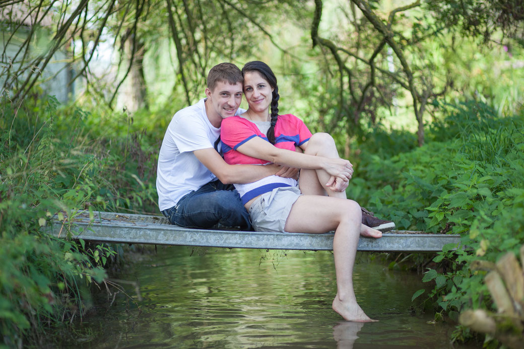 Paarportraits vor der Hochzeit in Unterfranken - Engagement Shooting im Grünen
