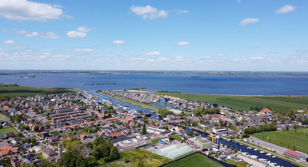 Onze dressuur/-trainingsstal ligt in het prachtige dorpje Echtenerbrug in Friesland