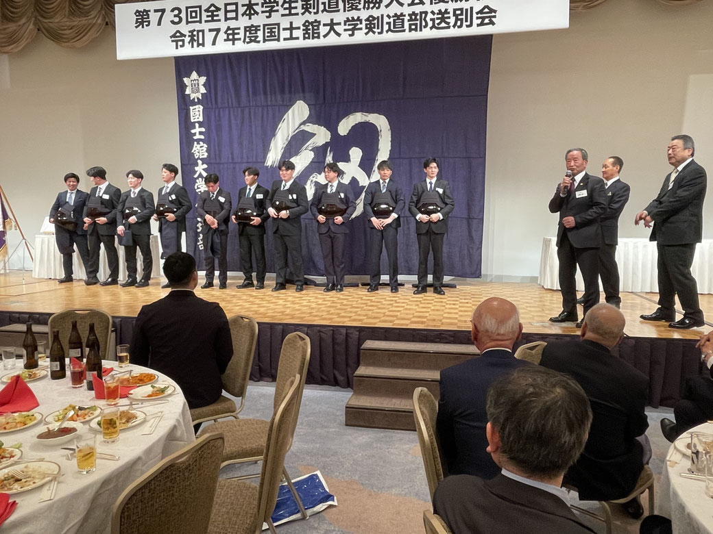 回天剣友会会長佐野英一様より優勝記念品贈呈
