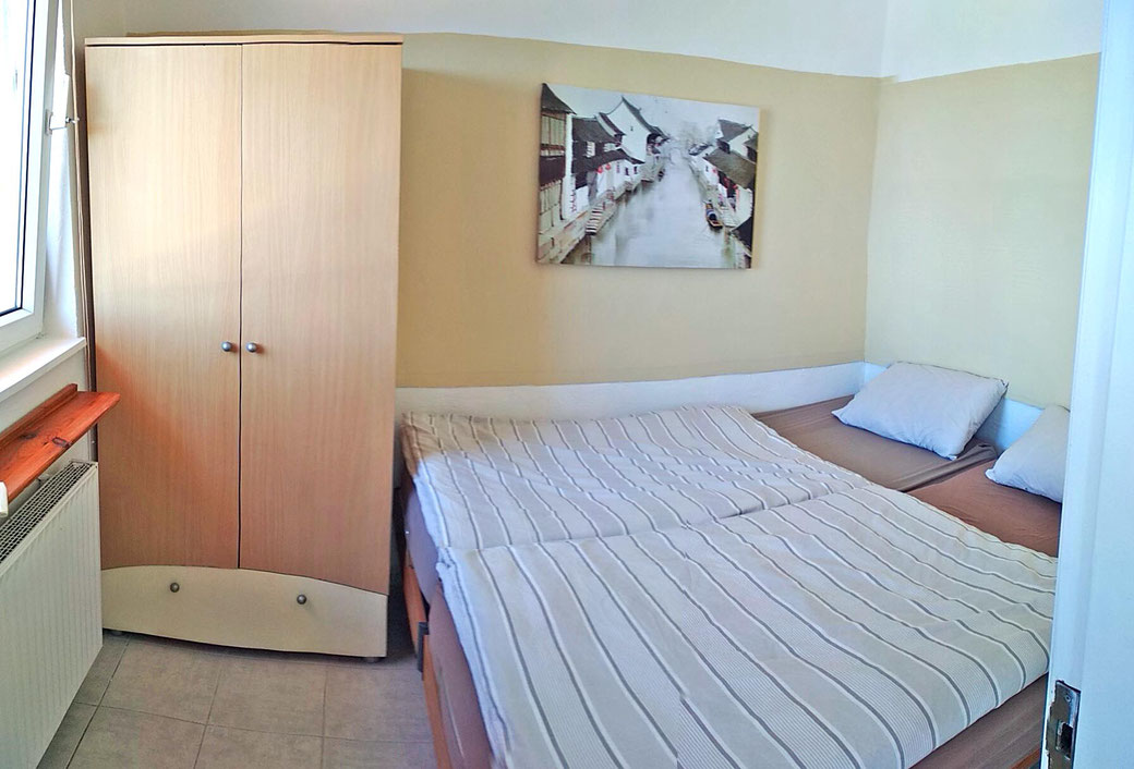 El dormitorio, una gran "cama doble" de 180 cm (2 camas individuales, una cerca de la otra). Suficiente espacio para 2!