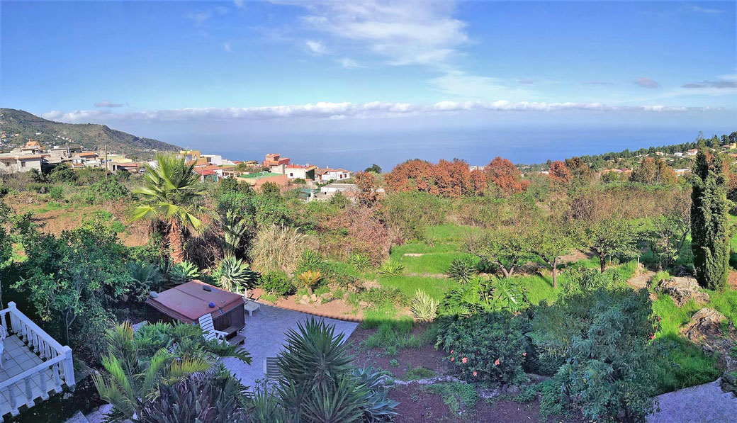Dado que la finca está ubicada en las colinas del Vulcan Teide, el jardín de 3.000 m2 se divide en aproximadamente 6 terrazas paisajísticas, cada una con una diferencia de altura de aproximadamente 2 m en altura.