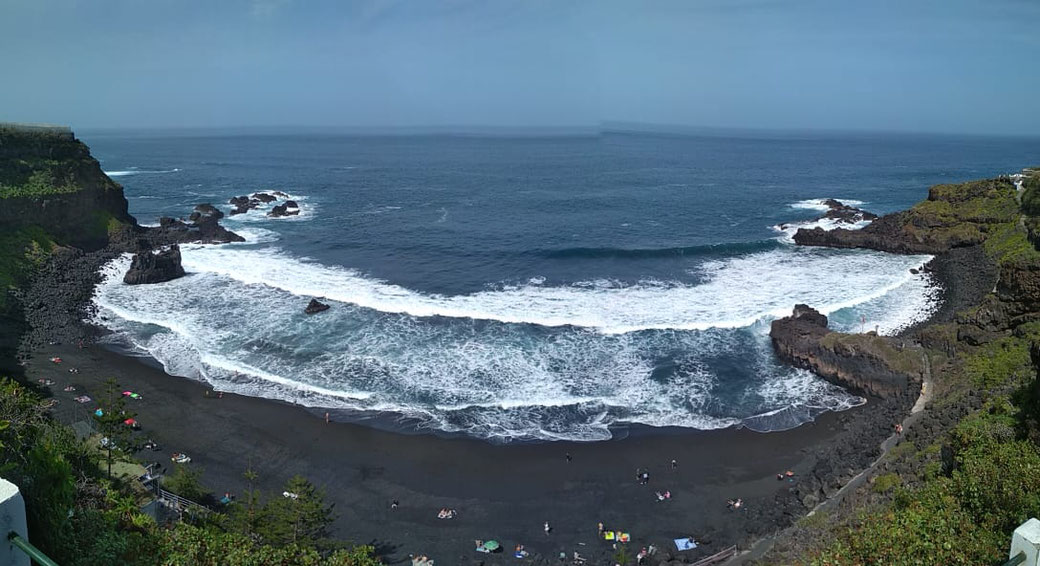 Playa BOLLULLO -The largest sandy beach in the area of Puerto de la Cruz, also here are violent waves, so no real beach, has a lifeguard and beach bar!