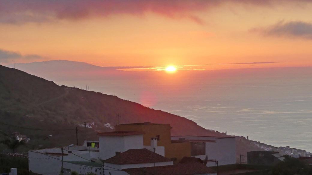 Von der Dachterrasse aus kann man herrliche Sonnenuntergänge und die Nachbarinsel "La Palma" bestaunen