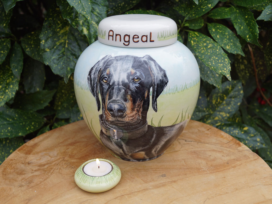 unieke-handbeschilderde-dierenurnen-urnen-voor-dieren-urn-met-portret-urn-honden-urn-laten-maken-persoonlijke-urn-hond-maatwerk-urnen-voor-honden-bijzondere-hondenurn-laten-maken-urn-voor-dieren-urn-dieren-persoonlijke-urnen-persoonlijke-urn-dobermann-urn