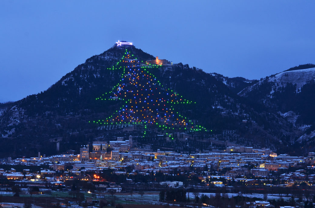 Eine italienische Weihnachtsgeschichte der Superlative: Der Weihnachtsbaum von Gubbio