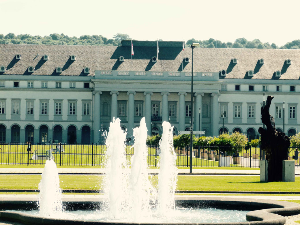 Aktuell wird das Koblenzer Schloss saniert. Die Fassade ist von Bauzäunen verdeckt.