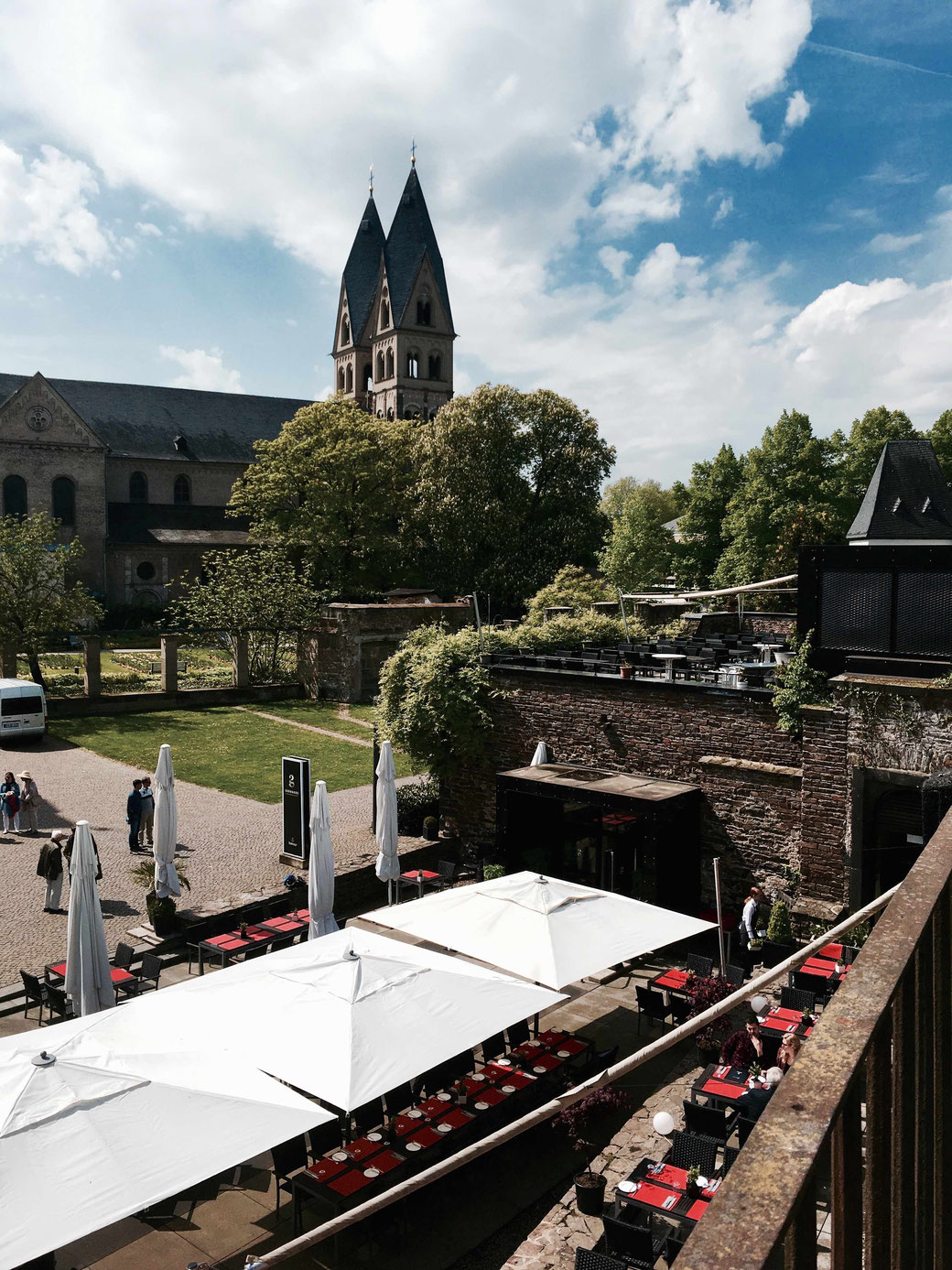 Von der Mauer am Deutschherrenhaus habt ihr einen tollen Blick auf den den Blumenhof und die Basilika St. Kastor. 