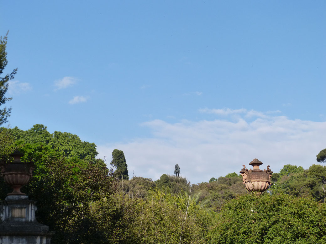 Der Botanische Garten in Trastevere. Über den Bäumen schaut das Reiterdenkmal des Freiheitskämpfers Garibaldi hervor. 