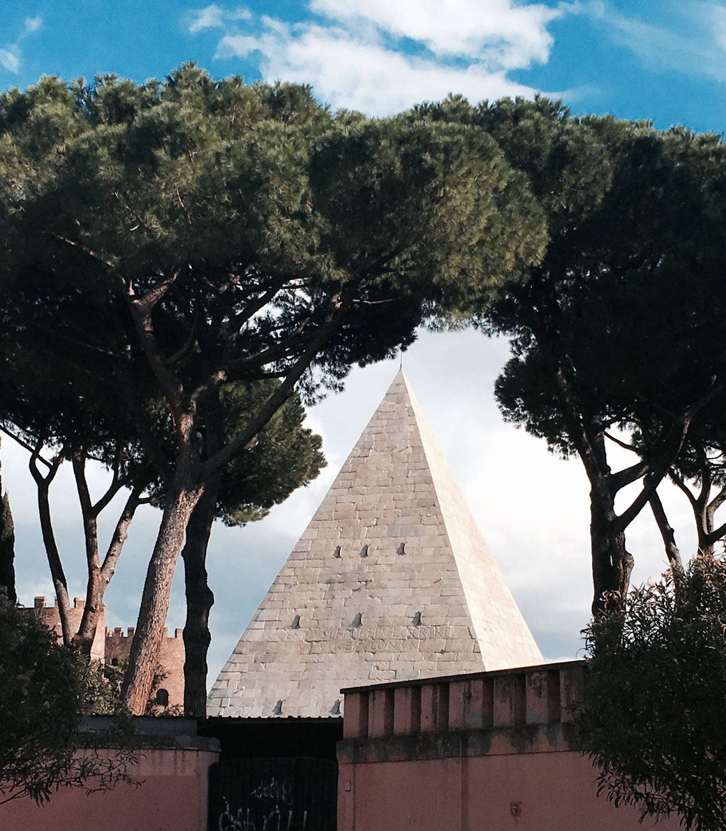 Eine der ungewöhnlichsten Sehenswürdigkeiten in Rom: Die Pyramide des Cestius.