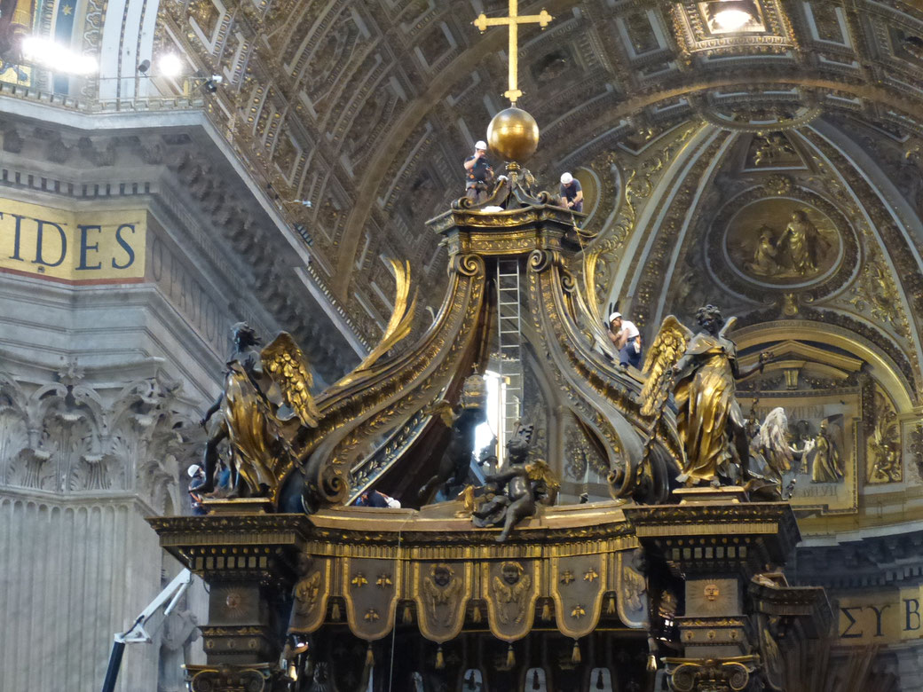 Der Bronzebaldachin im Petersdom beim Frühjahrsputz