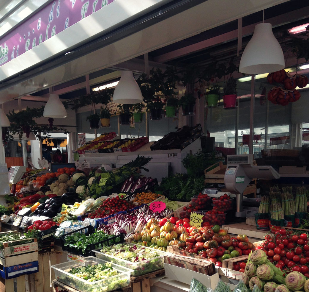 Einfach alles zum Anbeißen - Ein besonders gut sortierter Marktstand auf dem Mercato Testaccio.