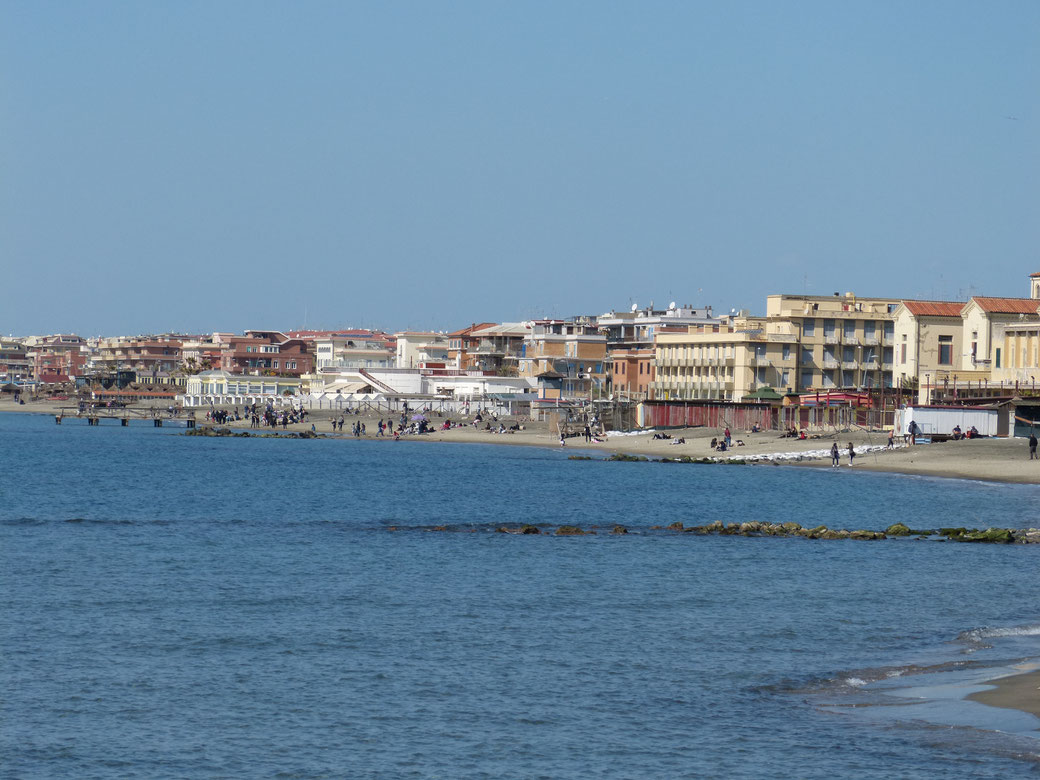 Der Stadtstrand von Rom in Ostia - im Winter.