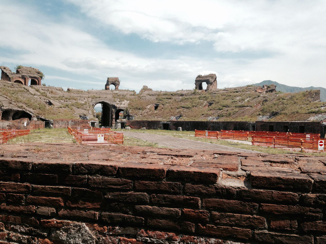 Von Innen sieht man dem Amphitheater in Capua seine 2000 Jahre deutlich an. 