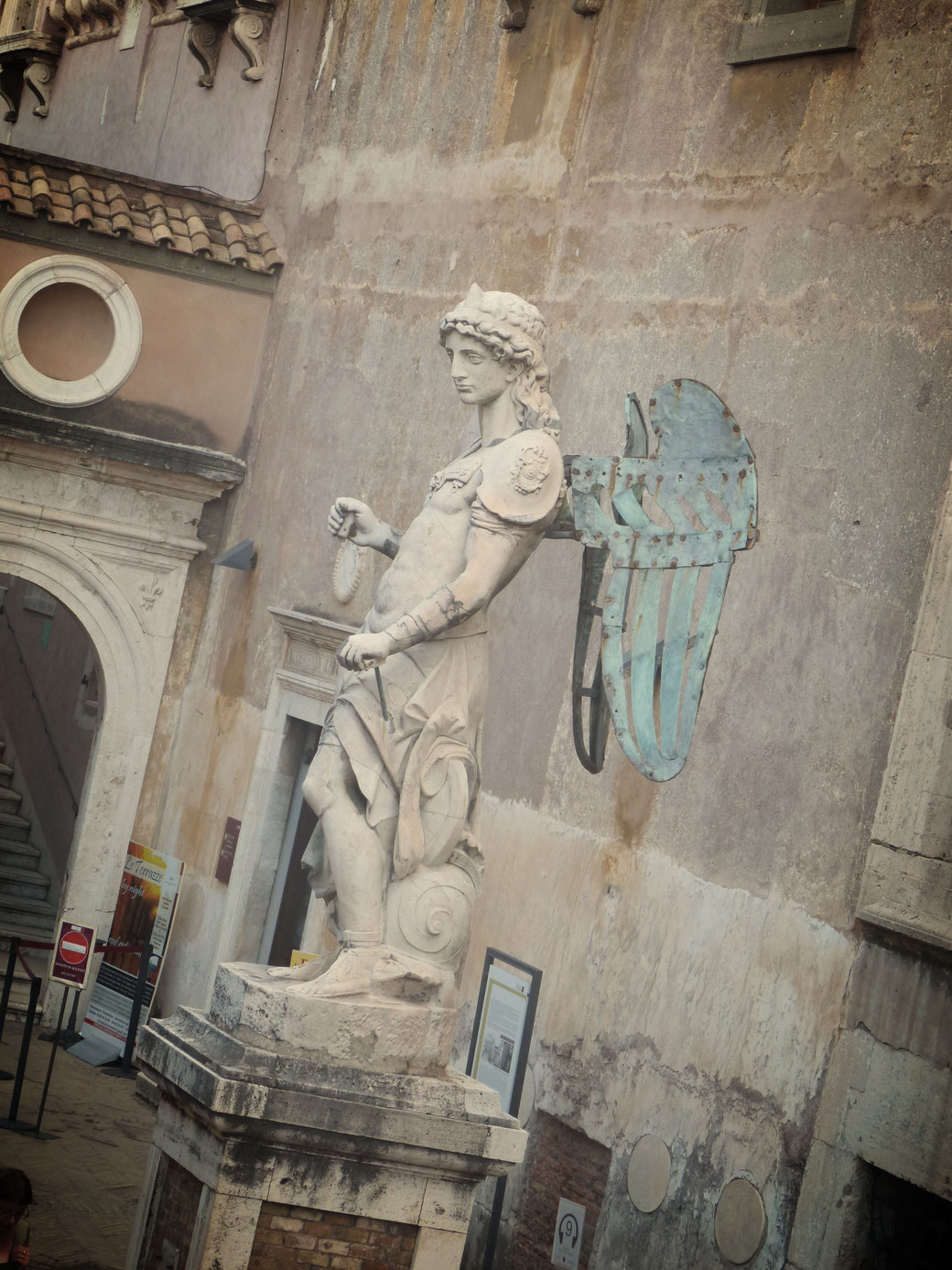 Ein Erzengel im Hof der Engel. Er krönte über 150 Jahre lang die Engelsburg, bevor die Marmorstatue 1752 der heutigen Bronzefigur weichen musste. 