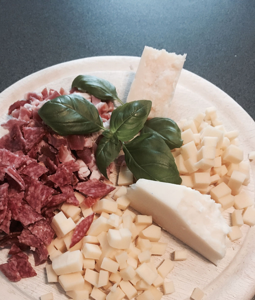 Viel Käse, Wurst und Speck gehören in "meinen" casatiello.