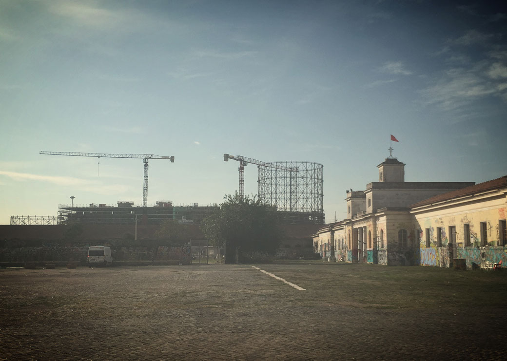 Blick auf das Gasometer vom Gelände der Città dell´ altra economia aus.