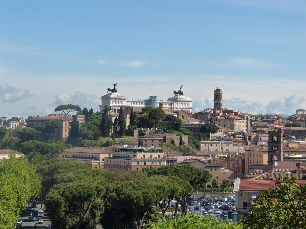 Ausblick vom Belvedere des Orangengartens in Rom auf das Vittoriano.