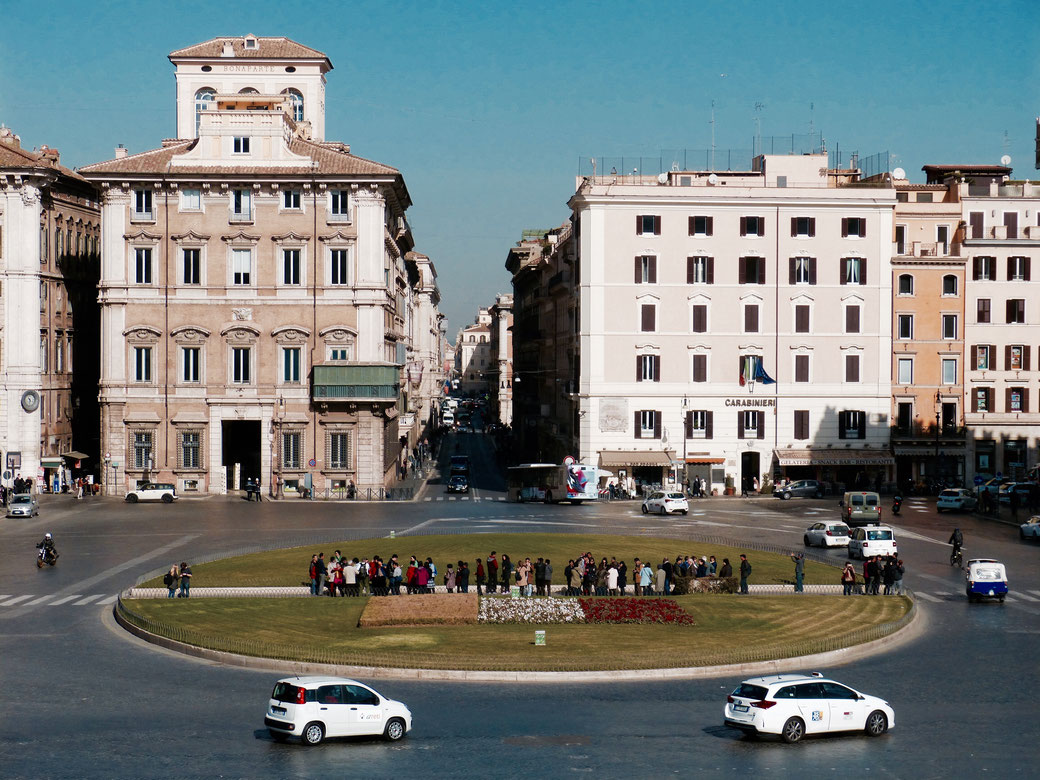 Piazza Venezia in Rom mit Blick auf die Via del Corso. Links der Palazzo Bonaparte