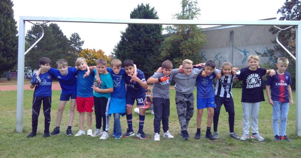 Endspielteilnehmer Jahrgang 5-7 beim HBS-Herbstturnier 2021 6c (in blau) und Die Bunten (in bunt :))
