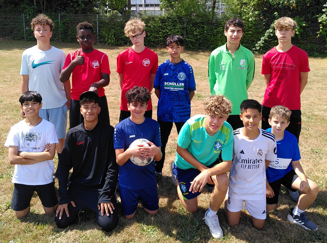 The Golden Boys (HBS-Sommerturniersieger), stehend und FC KURAC (Finalist), knieend
