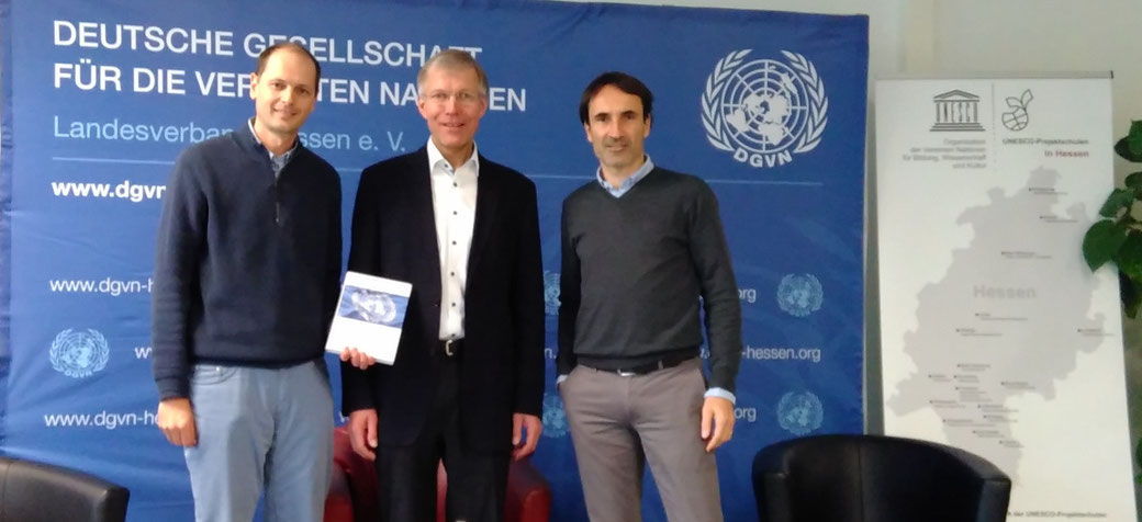 Bild: Andreas Winterhalder (UNESCO-Schulkoordinator, HBS Rodgau), Dr. Ekkehard Griep (Abteilungsleiter ‚Vereinte Nationen‘, Verteidigungsministerium), Matthias Eiles (Vorsitzender Landesverband Hessen DGVN)