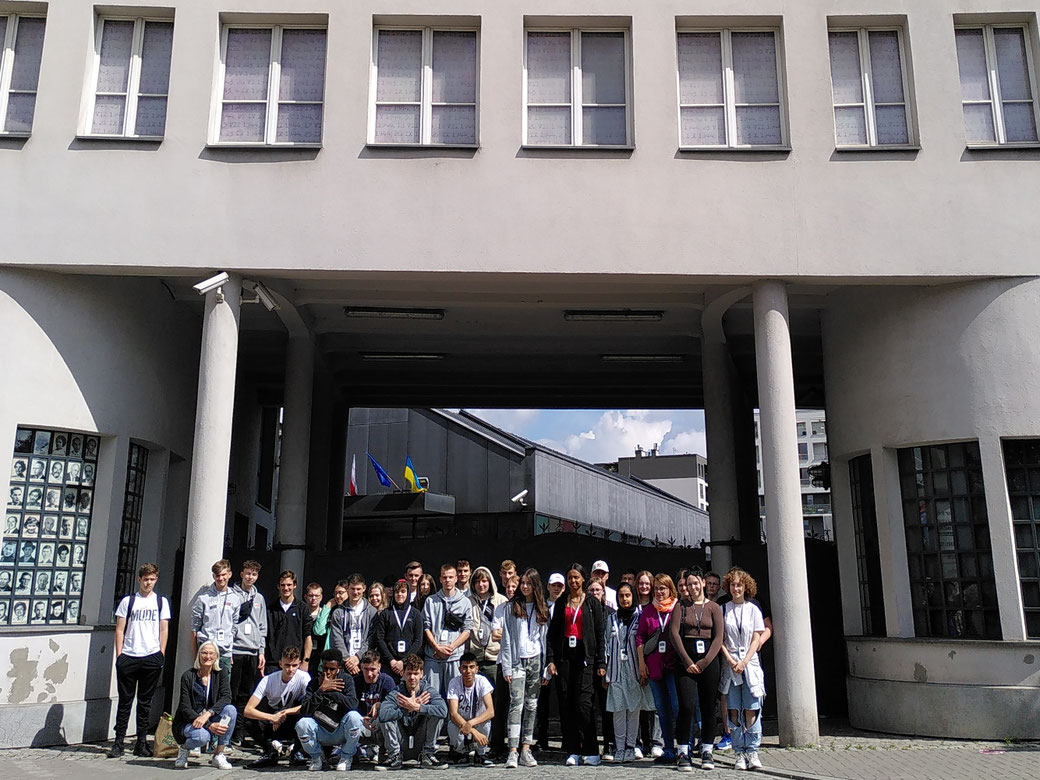 Schülerinnen und Schüler der HBS Rodgau vor dem ehemaligen Eingang der Schindler-Fabrik in Krakau