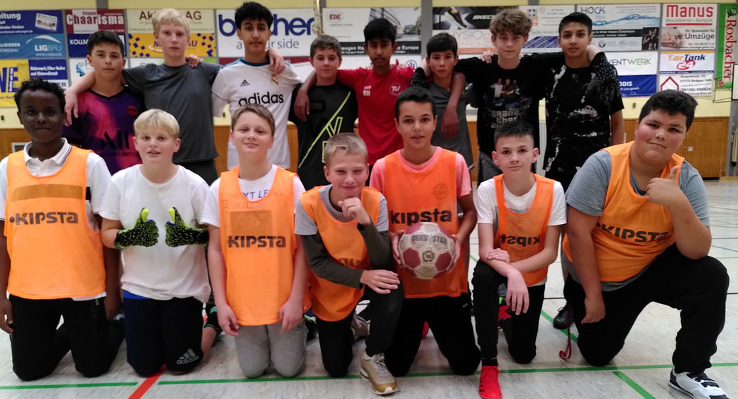 Bild: IMCD (Herbstturniersieger 2022) stehend und Top G (Finalist), knieend