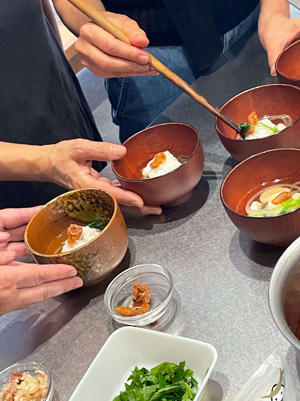 料理を盛り付けている様子