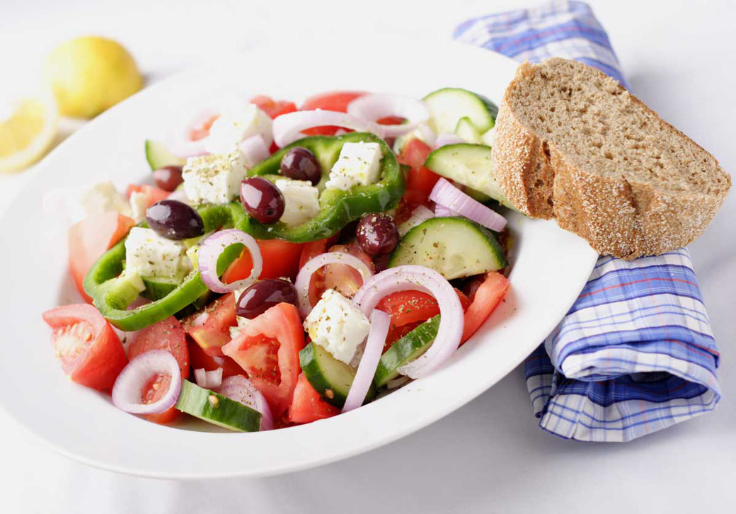 Pangaea Olivenöl aus Griechenland – Griechischer Bauernsalat mit Olivenöl nativ extra und Thymian
