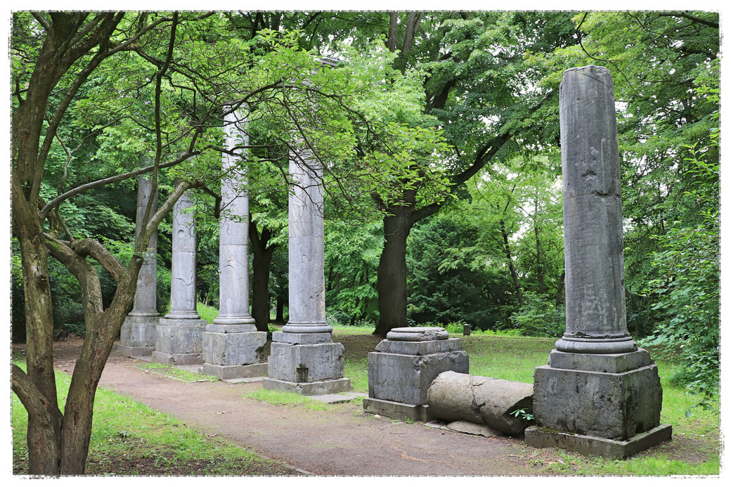 Säulenarkaden am Ehrenhof auf dem Lousberg