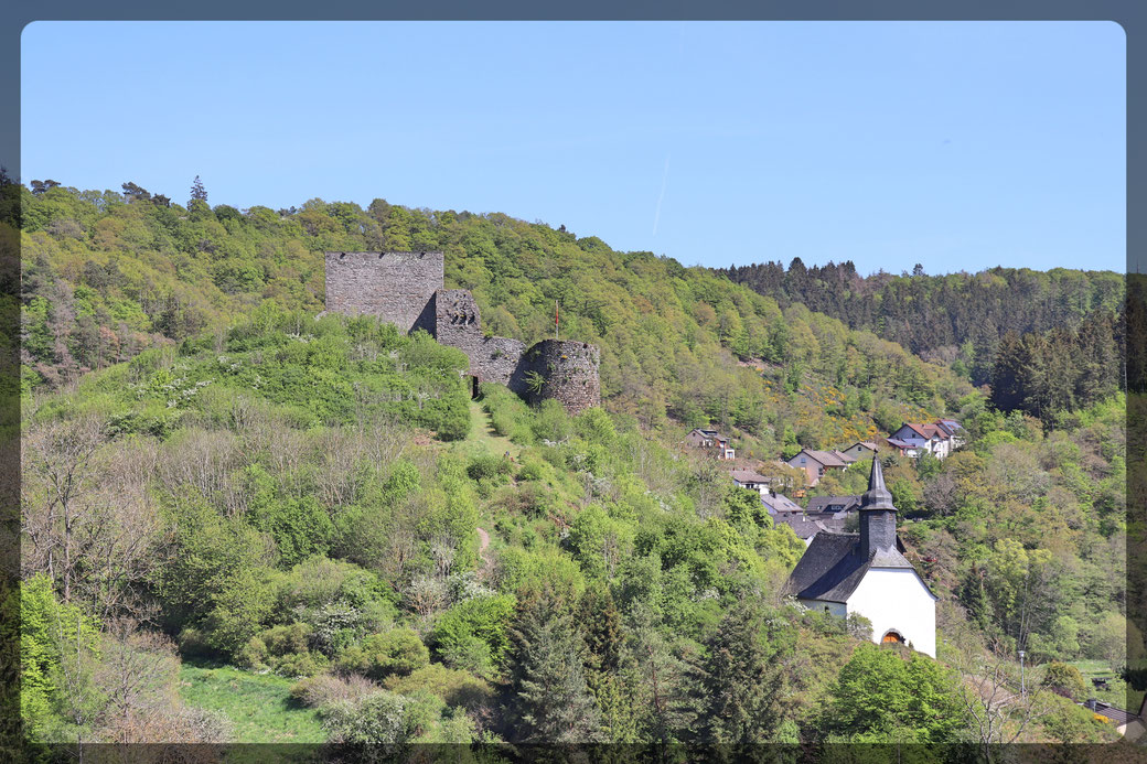 Blick auf die Virneburg mit Kappelle und Wanderweg durch die Linse der Canon EOS 77 d