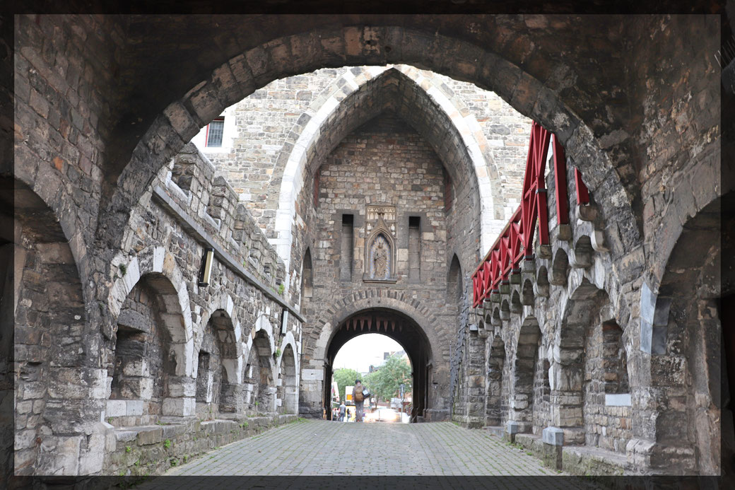 Wie Abertausende Pilger in den Jahrhunderten zuvor betreten wir durch das Ponttor das Pontviertel, Studentenviertel der Stadt Aachen