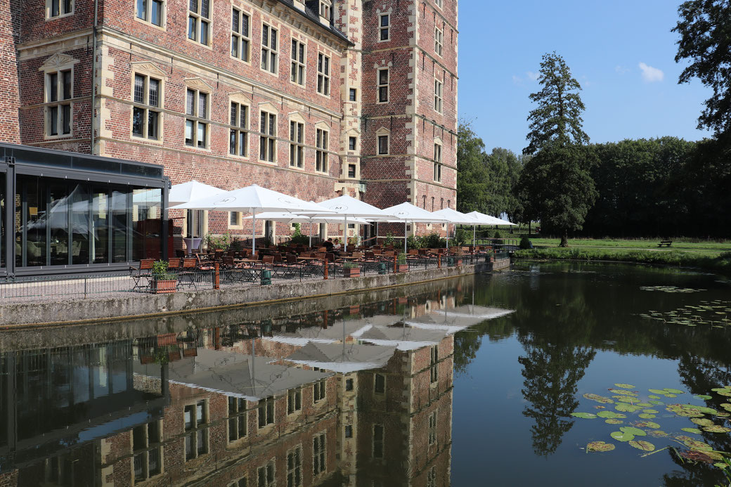 Schloßterrasse mit Restaurant, sind wir in Italien, oder in Frankreich? 